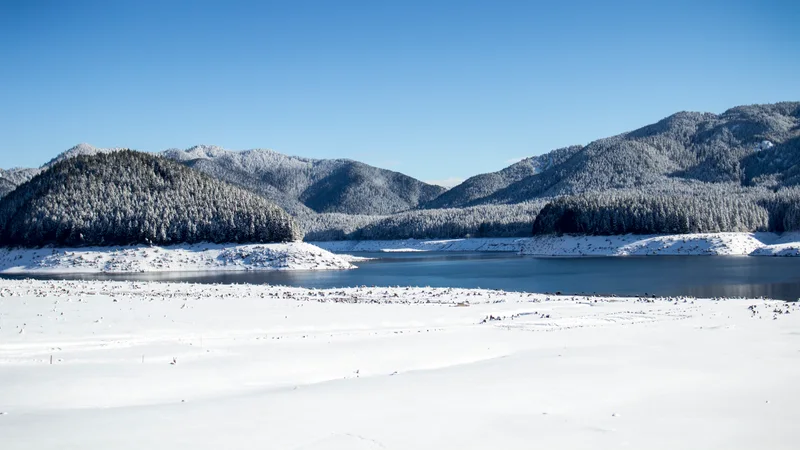 Detroit Lake in winter, Oregon (32467191015).jpg