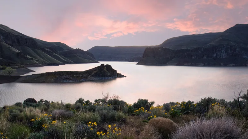 Sunrise at Lake Owyhee, Oregon - Flickr - Bonnie Moreland (free images).jpg