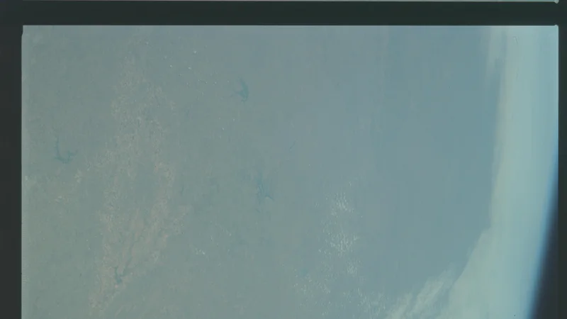 AS09-22-3339 (22008660346).jpg