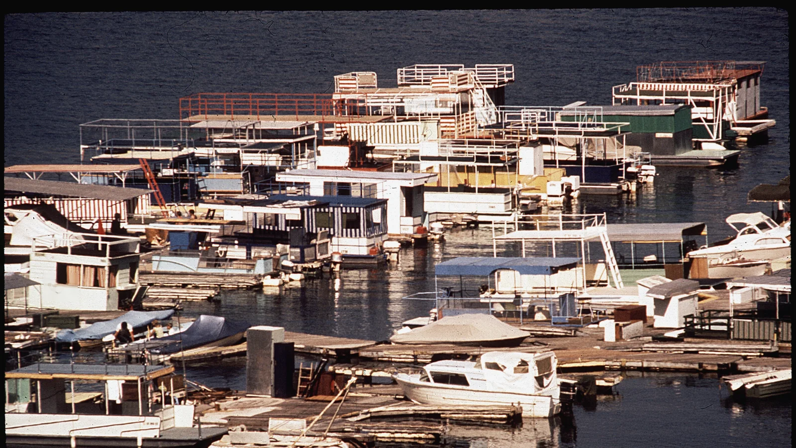LAUNCH DOCK IN PINE FLAT LAKE - NARA - 542650.jpg