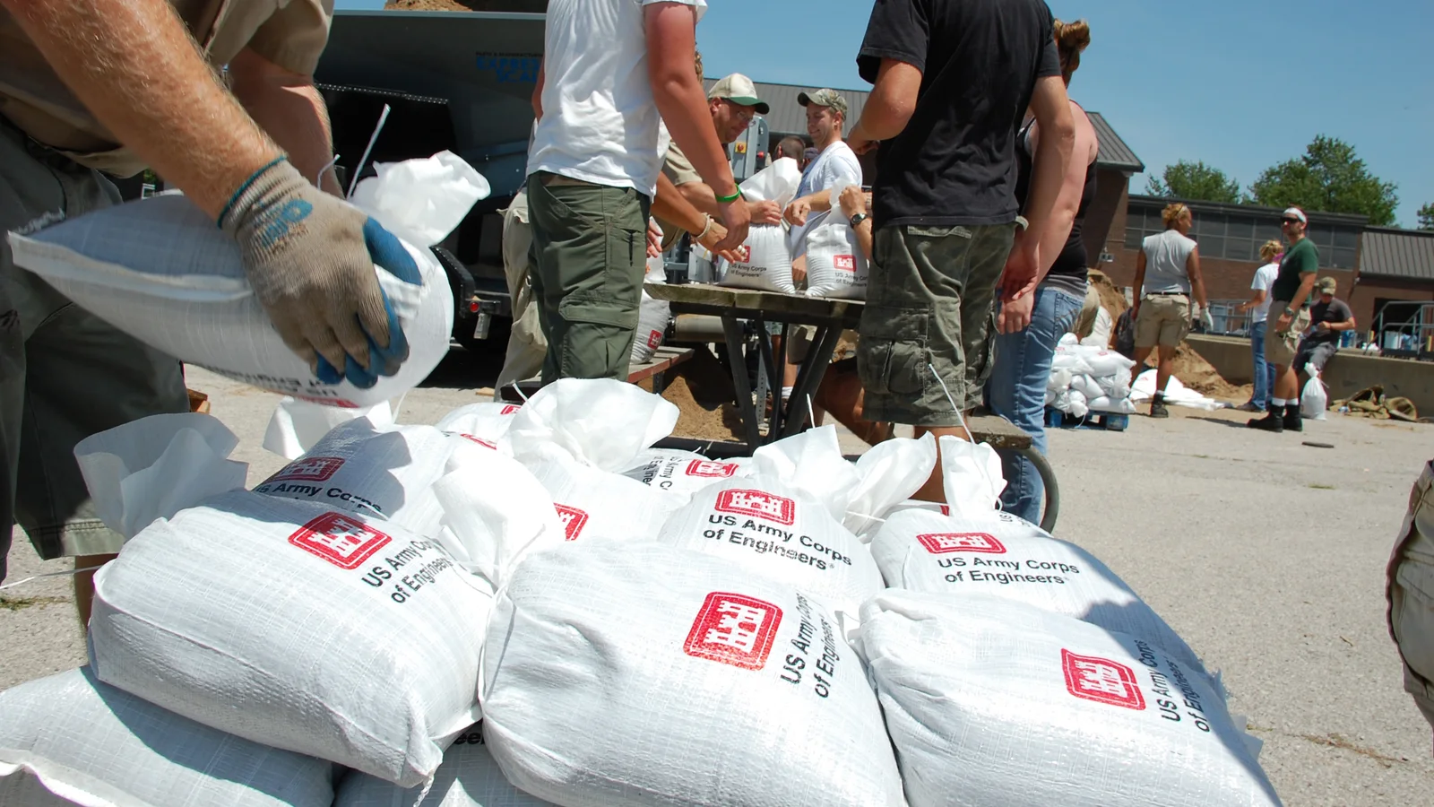 FEMA - 44828 - Volunteers deploying sandbags in Iowa.jpg