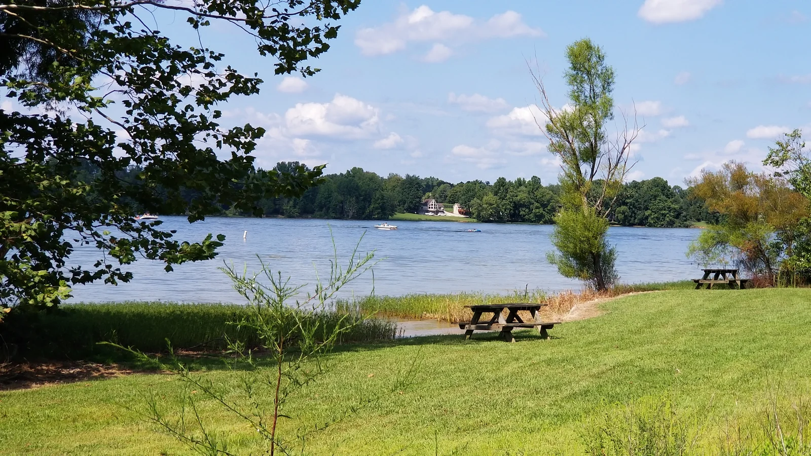 Hardy Lake picnic area with boats on lake.jpg