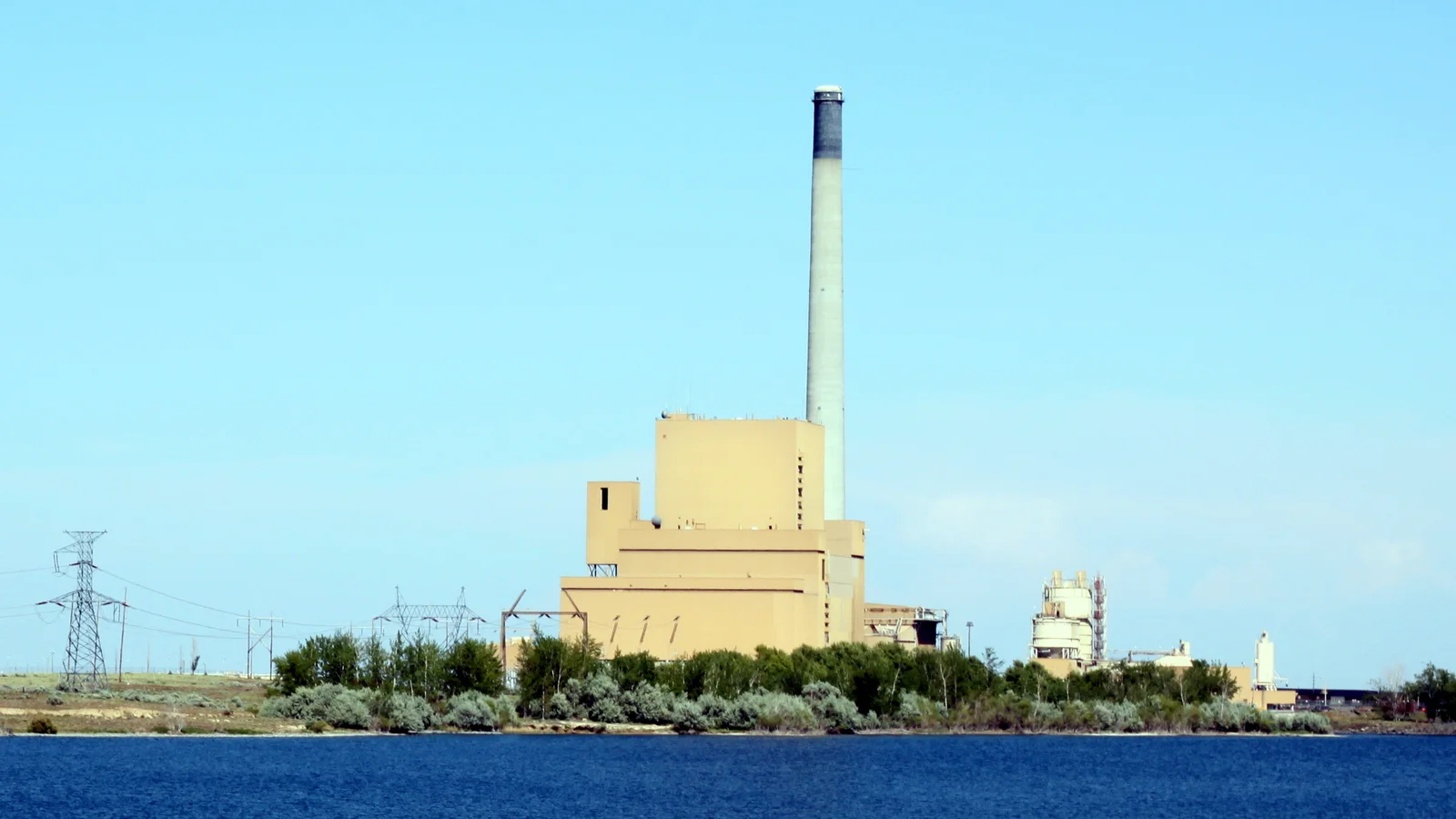 Boardman Oregon coal plant at Carty Reservoir.jpg