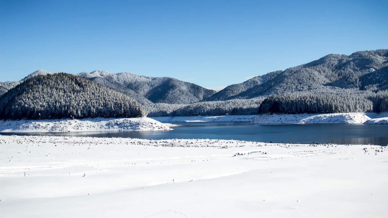 Detroit Lake in winter, Oregon (32467191015).jpg