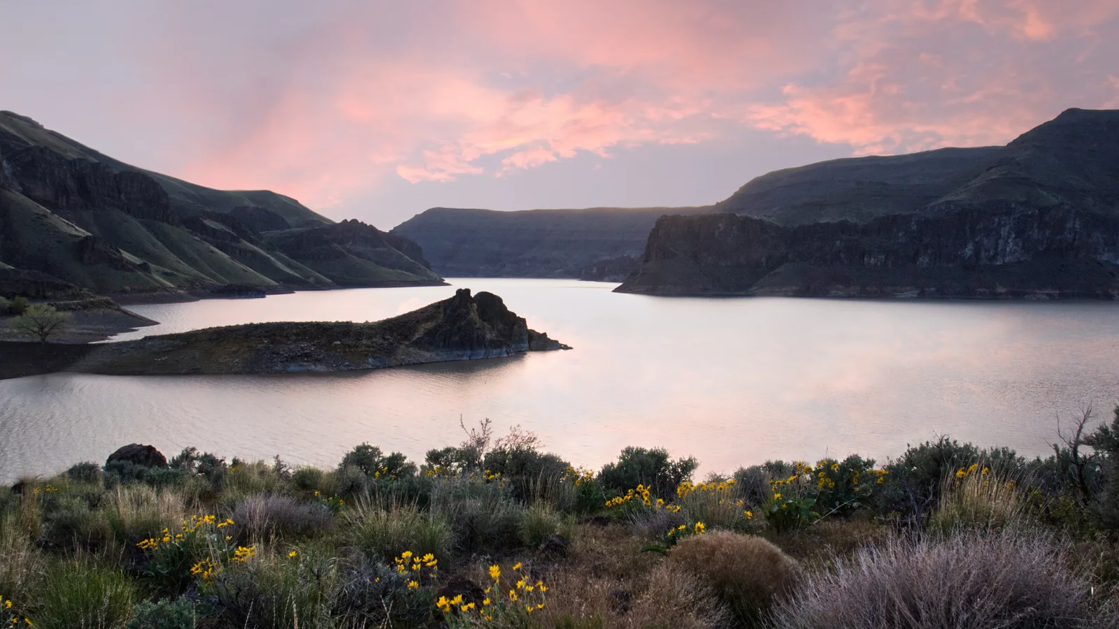 Sunrise at Lake Owyhee, Oregon - Flickr - Bonnie Moreland (free images).jpg