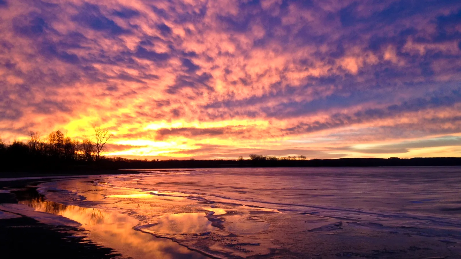 A January dawn at Shenango Lake.jpg