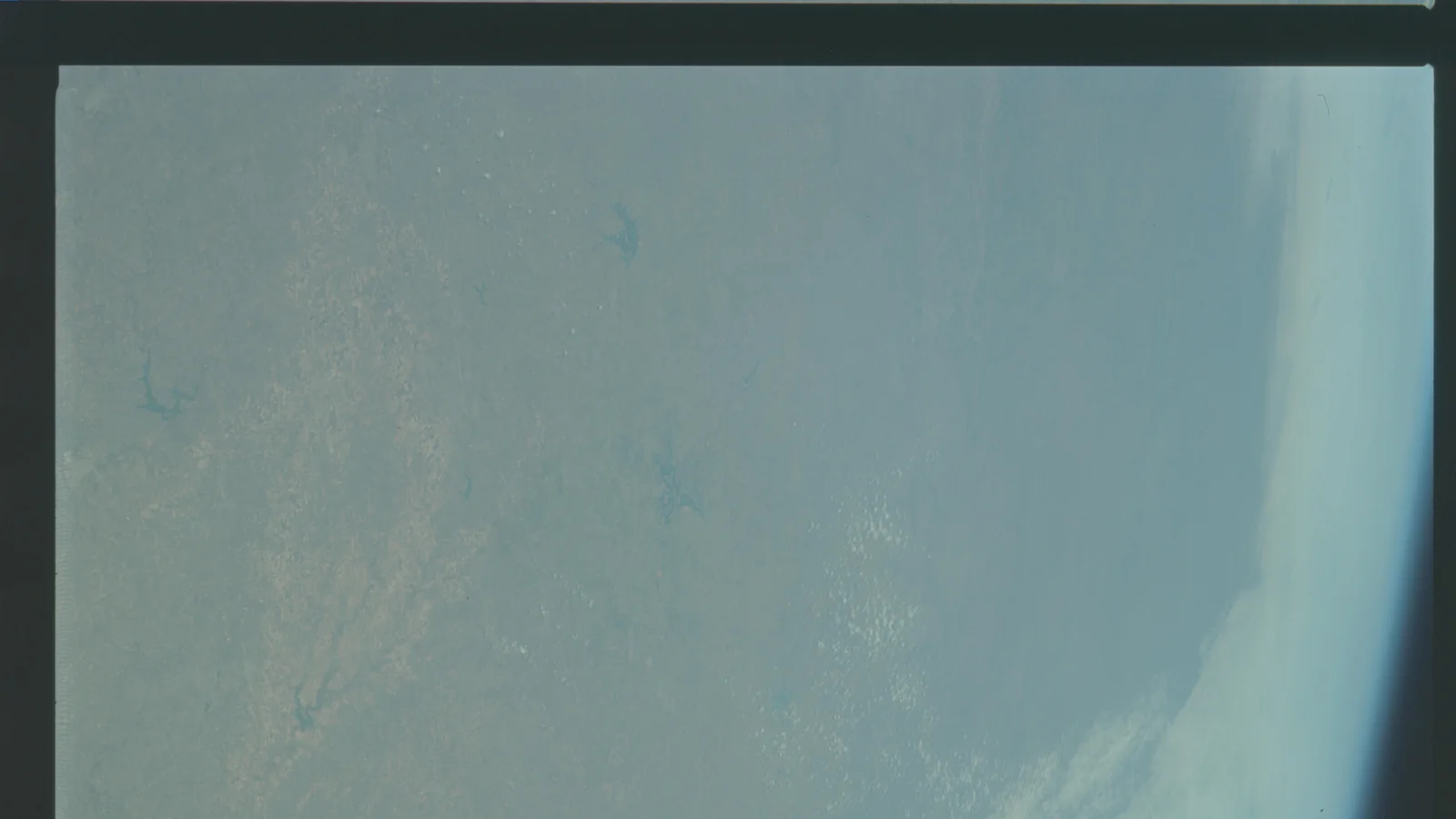 AS09-22-3339 (22008660346).jpg