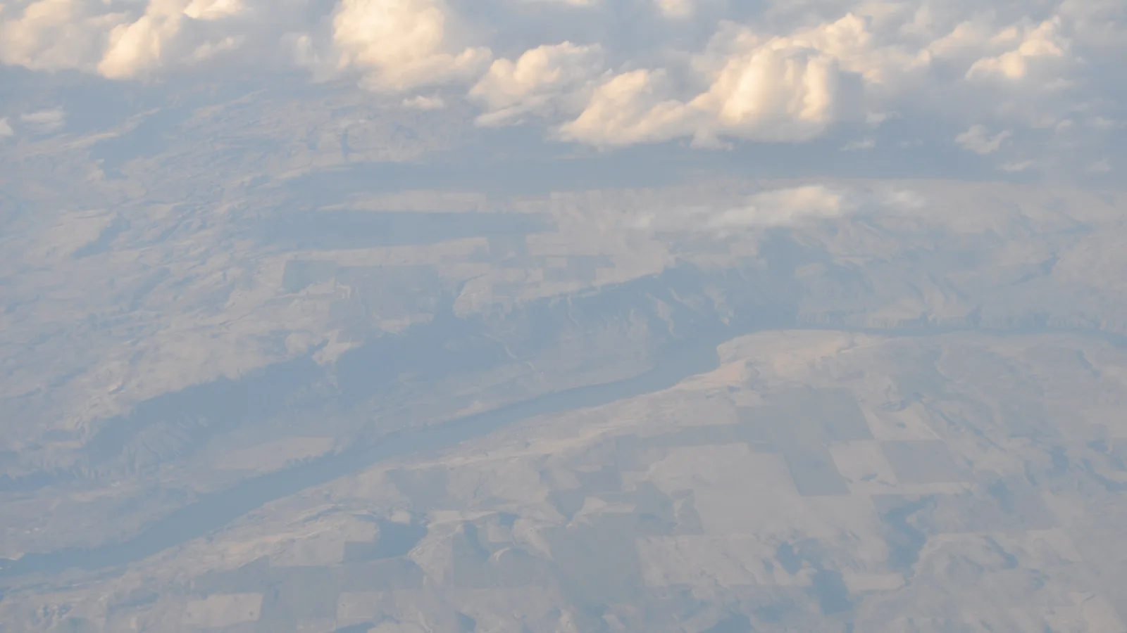 Columbia River-Rufus Woods Lake aerial 01.jpg